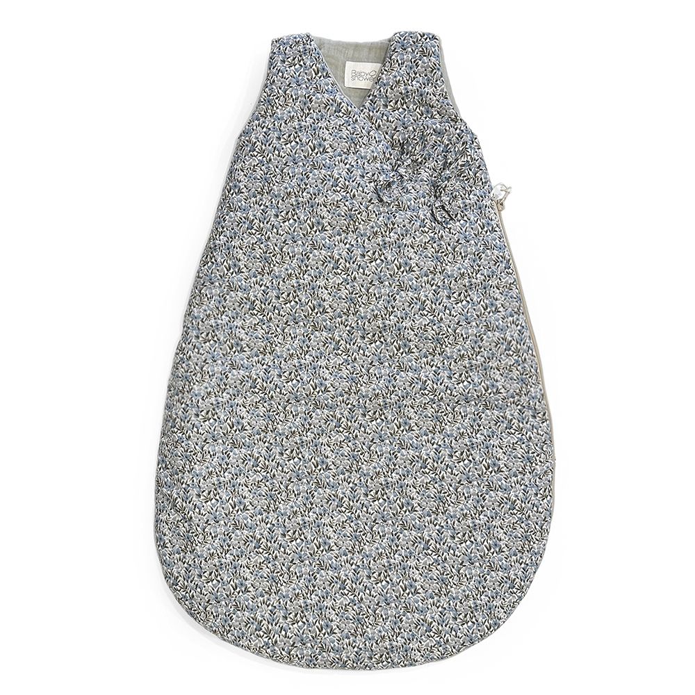 A white sleeping bag with black dots on it is on a white background.;A baby sleeping bag with a floral print on a white background.;A white sleeping bag with black dots on it is on a white background.;A baby sleeping bag with a floral pattern on it.;A white baby sleeping bag with polka dots on it is on a white background.;A baby sleeping bag with a floral pattern on it is on a white background.
