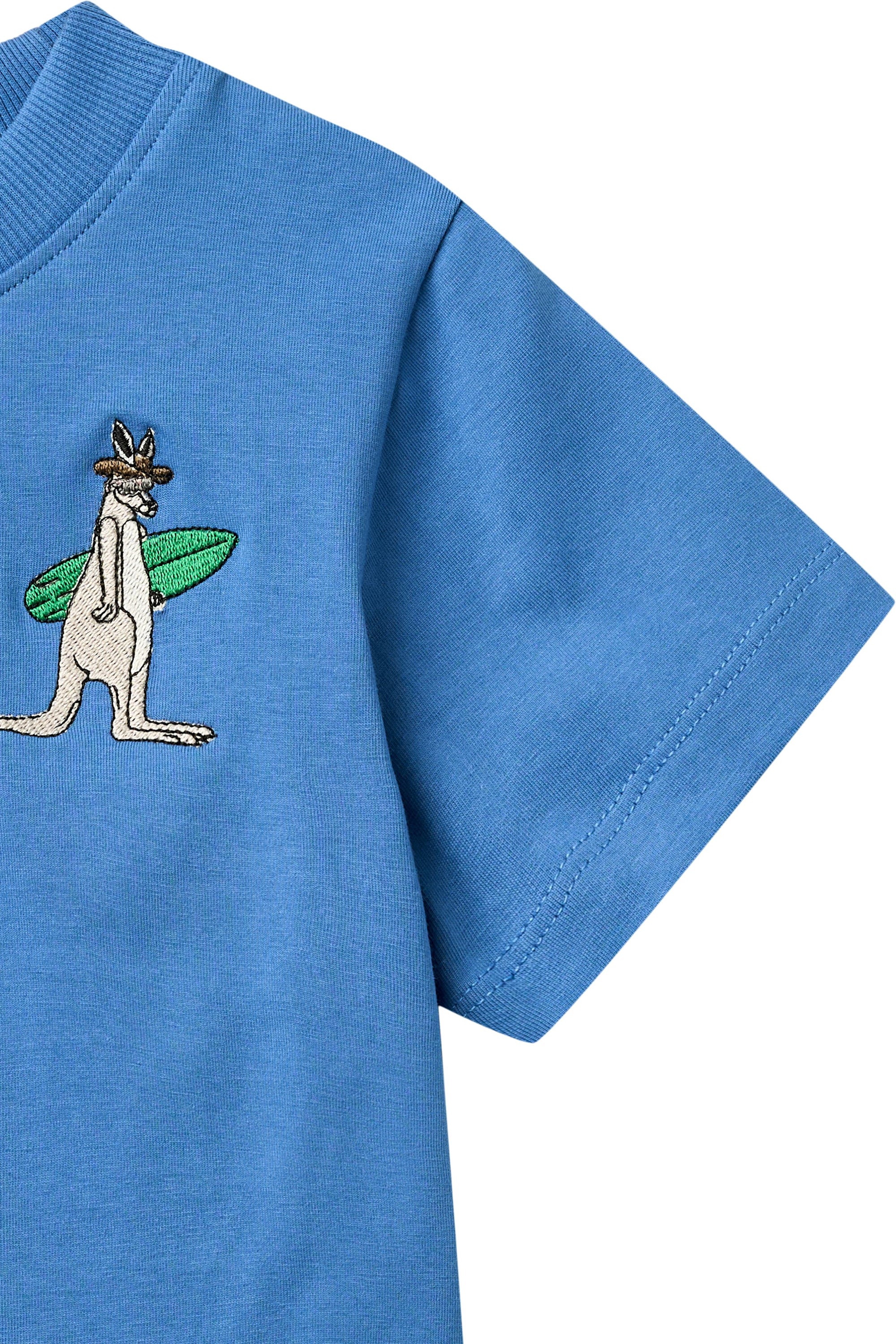 BOYS SS TEE W. KANGAROO EMB.